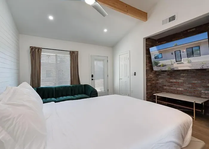 Ash And Ko Aparthotel 4*