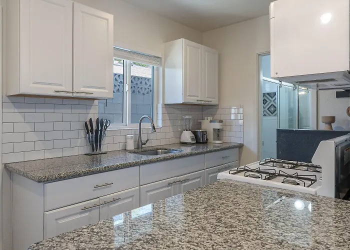 Ash And Ko Hotel apartamentowy 4*
